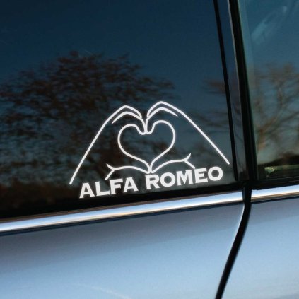 Na obrázku vidíme nálepku na bočnom okne auta Alfa Romeo. Dve ruky formujúce srdce sú umiestnené nad nápisom "ALFA ROMEO", čo pridáva tejto nálepke osobitý šarm a štýl. Tento jedinečný dizajn je ideálny pre všetkých nadšencov značky Alfa Romeo, ktorí chcú svoje auto odlíšiť a zvýrazniť jeho charakter. Nálepka nielenže zlepšuje estetiku vášho vozidla, ale tiež vyjadruje vašu lásku k tejto ikonickej automobilovej značke. Perfektný doplnok pre každého fanúšika, ktorý chce svojmu Alfa Romeo pridať osobitý a jedinečný vzhľad.