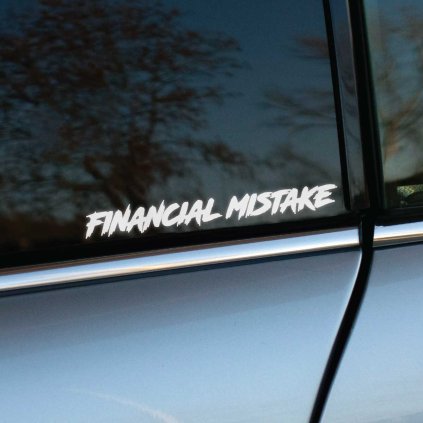 Plotrovaná nálepka FINANCIAL MISTAKE, vyrezávaný text v agresívnom, rozstrapkanom štýle písma pripomínajúcom ťahy štetcom, biely dizajn na skle auta.