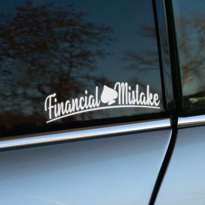 Plotrovaná nálepka textu "Financial Mistake" s motívom pikového esa, vtipný a sarkastický motív vhodný na auto tuning.