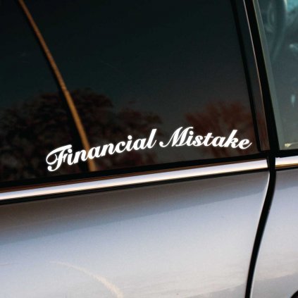 Vtipná nálepka s textom „Financial Mistake“ v elegantnom bielom kurzívnom písme, nalepená na zadnom bočnom okne strieborného auta. Tento dizajn s humorom pripomína, že autá môžu byť finančne náročné, a dodáva vozidlu osobitý a zábavný prvok. Skvelý doplnok pre vodičov, ktorí sa neboja priznať nákladnosť svojho „miláčika“ s nadhľadom.