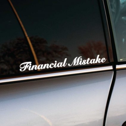 Vtipná nálepka s textom „Financial Mistake“ v elegantnom bielom písme, nalepená na zadnom bočnom okne strieborného auta. Tento hravý dizajn s humorom naznačuje náklady spojené s autami, čím pridáva vozidlu jedinečný a sebaironický prvok. Skvelý doplnok pre tých, ktorí chcú s nadhľadom priznať, že auto môže byť niekedy drahým potešením.
