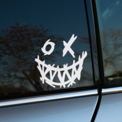 Plotrovaná nálepka na auto s úsmevom plným ostrých zubov a očami v tvare O a X v štýle ručne kresleného graffiti.
