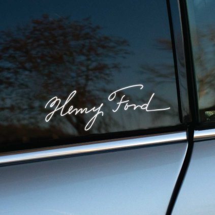 Plotrovaná nálepka s podpisom Henryho Forda v elegantnom rukopisnom štýle, ideálna pre fanúšikov histórie a dedičstva značky Ford.