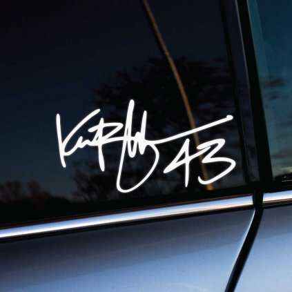 Nálepka s ikonickým podpisom Kena Blocka a číslom 43, nalepená na zadnom bočnom okne strieborného auta. Tento biely podpis v sebe nesie odkaz na legendárneho pretekára a zakladateľa Hoonigan, známeho svojimi dychberúcimi jazdami v sérii Gymkhana. Skvelý doplnok pre fanúšikov motoršportu a adrenalínovej jazdy, ktorý dodá vozidlu športový a štýlový vzhľad.