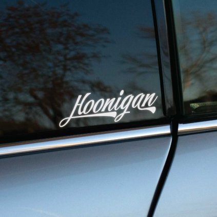 Plotrovaná nálepka Hoonigan s elegantným rukopisným písmom, obľúbený výraz medzi fanúšikmi driftu a motorsportu.