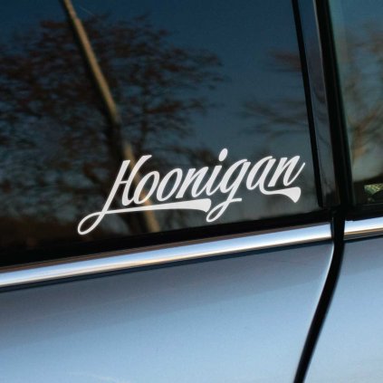 Plotrovaná nálepka Hoonigan s elegantným rukopisným písmom, obľúbený výraz medzi fanúšikmi driftu a motorsportu.