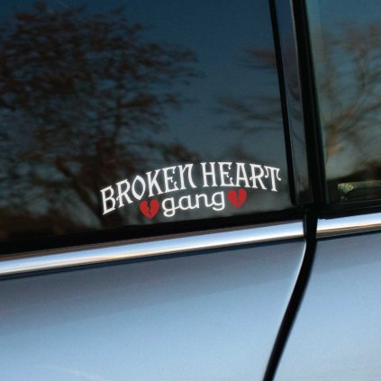Plotrovaná nálepka BROKEN HEART gang s ozdobným písmom a dvomi červenými zlomenými srdciami na okrajoch textu.