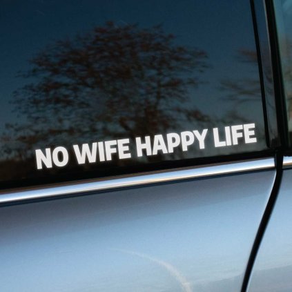 Biela nálepka s nápisom "Freude am Fahren" na okne auta vyjadruje radosť z jazdy. Tento nápis, ktorý je známy slogan automobilky BMW, je jednoduchý a elegantný, čím pridáva vozidlu sofistikovaný vzhľad. Perfektný pre tých, ktorí si vážia kvalitu, výkon a potešenie z jazdy. Nálepka vyniká na tmavom okne a dodáva autu osobitý štýl, ktorý ocenia všetci milovníci áut a nadšenci pre značku BMW.