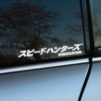 Plotrovaná nálepka SPEEDHUNTERS s japonským nápisom a anglickým prekladom pod ním, ideálna pre fanúšikov JDM scény.