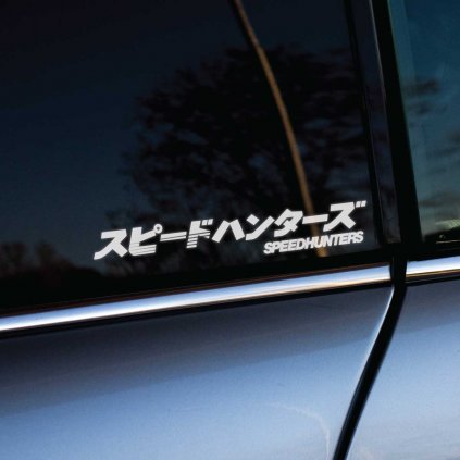 Plotrovaná nálepka SPEEDHUNTERS s japonským nápisom a anglickým prekladom pod ním, ideálna pre fanúšikov JDM scény.