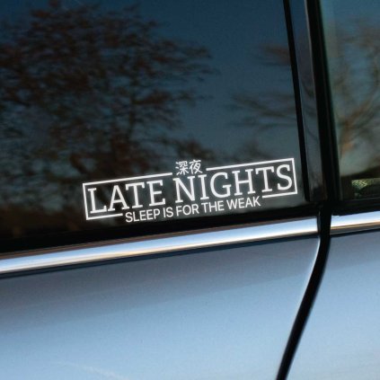 Plotrovaná nálepka Late Nights s nápisom „Sleep is for the weak“ a japonskými znakmi, vhodná ako štýlová nálepka na auto.