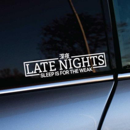 Plotrovaná nálepka Late Nights s nápisom „Sleep is for the weak“ a japonskými znakmi, vhodná ako štýlová nálepka na auto.
