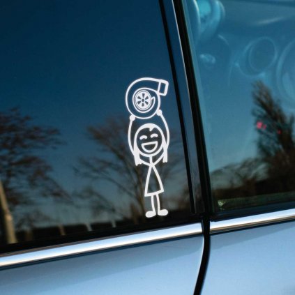 Plotrovaná nálepka na auto s veselou postavičkou dievčaťa držiaceho nad hlavou turbodúchadlo v karikatúrnom štýle.