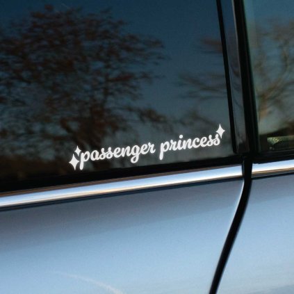 Plotrovaná nálepka na auto s nápisom „passenger princess“ v skriptovom písme a ozdobnými hviezdičkami.