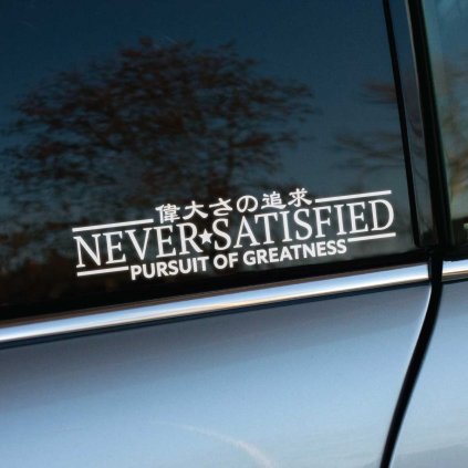 Plotrovaná nálepka Never Satisfied s textom „Pursuit of greatness“ a japonskými znakmi, výrazná motivačná nálepka na auto.