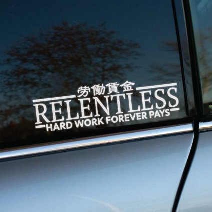 Plotrovaná nálepka Relentless s výrazným textom „Hard work forever pays“ a japonskými znakmi, motivačný doplnok na auto.