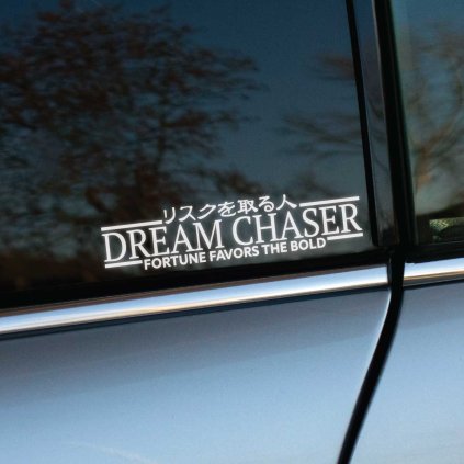 Plotrovaná nálepka Dream Chaser s citátom „Fortune favors the bold“ a japonským textom, skvelá motivačná nálepka na auto.