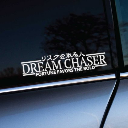 Plotrovaná nálepka Dream Chaser s citátom „Fortune favors the bold“ a japonským textom, skvelá motivačná nálepka na auto.