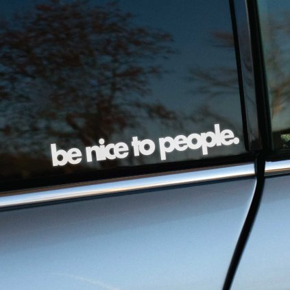Plotrovaná nálepka be nice to people. v jednoduchom okrúhlom fonte, ideálna ako pozitívny odkaz pre okolie.