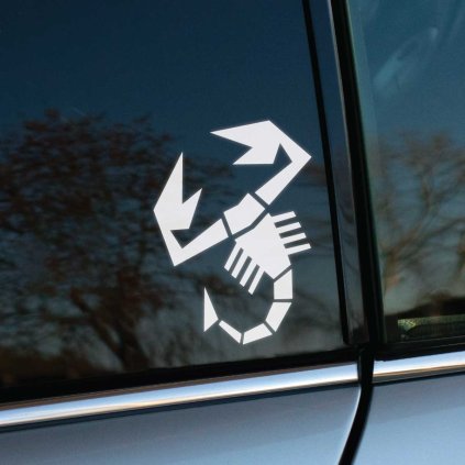 Plotrovaná nálepka na auto s geometricky štylizovaným škorpiónom, výrazné klepetá a chvost zahnutý do oblúka.