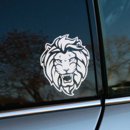 Plotrovaná nálepka na auto s hlavou leva v agresívnom výraze, detailne vyrezaná hriva a ostré črty v jednofarebnom štýle.
