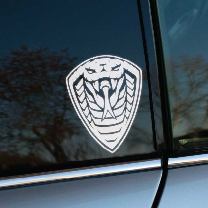 Plotrovaná nálepka na auto s kobrou v erbe, detailný a ostro rezaný dizajn s výrazným hadím motívom v štíte.