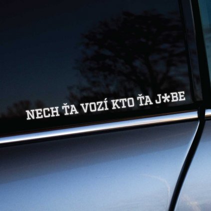 Na obrázku je biela nálepka s textom „Nech ťa vozí kto ťa j*be“ nalepená na zadnom bočnom okne auta. Tento provokatívny a vtipný nápis vyjadruje drzý postoj vodiča, dodávajúc vozidlu jedinečný a rebelantský charakter. Nálepka zaujme svojou priamou správou a je ideálna pre tých, ktorí sa neboja prejaviť svoj zmysel pre humor aj na cestách.