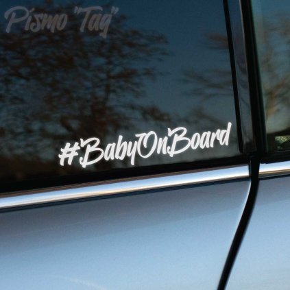 Plotrovaná nálepka s textom „#BabyOnBoard“ v modernom písme, vhodná na označenie auta.