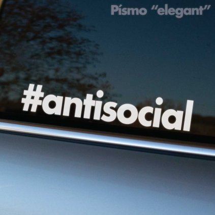 Na fotografii je biela nálepka s nápisom „#antisocial“ v elegantnom a jednoduchom štýle, nalepená na zadnom okne auta. Tento čistý a minimalistický dizajn pôsobí moderne a sofistikovane, vhodný pre tých, ktorí chcú vyjadriť svoj nezávislý postoj nenápadným, ale efektívnym spôsobom. Nálepka dodáva autu štýlový vzhľad s nádychom osobitosti a originality, ideálna pre milovníkov decentného dizajnu s jasným posolstvom.