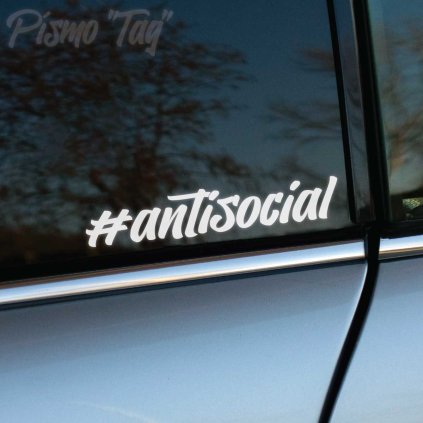 Plotrovaná nálepka #antisocial v originálnom graffiti tag štýle s plynulými líniami, ktoré dodávajú nápisu mestský rebelantský nádych.