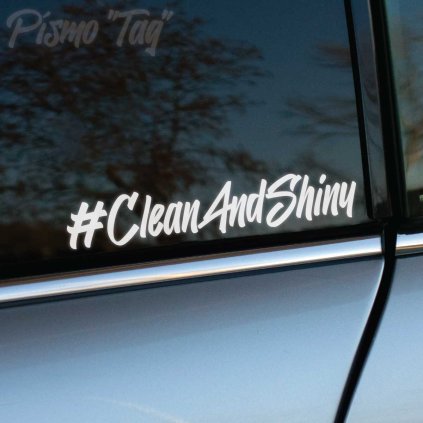 Plotrovaná nálepka s dynamickým hashtagom, písaná štýlovým plynulým písmom s presným znením nápisu #CleanAndShiny.