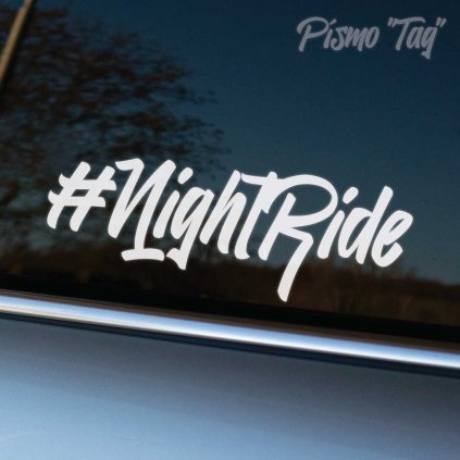 Nálepka „#NightRide“ v štýlovom tagovom písme je ideálnym doplnkom pre milovníkov nočných jázd. Táto výrazná samolepka na dverách auta jasne signalizuje, že auto patrí niekomu, kto si užíva dynamiku a atmosféru nočných ciest. Výrazný dizajn vynikne na každom aute a dodáva mu cool a rebelsky moderný vzhľad.