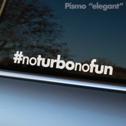 Na fotografii je nálepka „#noturbonofun“ v jednoduchom a elegantnom písme, nalepená na okne auta so sivou karosériou. Tento dizajn v minimalistickom štýle vyjadruje vášeň pre turbo motory a zábavu, ktorú prinášajú pri jazde. Nálepka je ideálnym doplnkom pre automobilových nadšencov, ktorí oceňujú čistý a decentný vzhľad, ale zároveň chcú zdôrazniť svoj postoj k výkonu a rýchlosti. Je perfektná pre každého, kto si cení estetiku a zároveň miluje adrenalínovú jazdu.