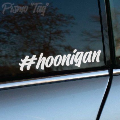 Plotrovaná nálepka s plynulým dynamickým písmom, mriežkou na začiatku a presným textom v znení nápisu #hoonigan.