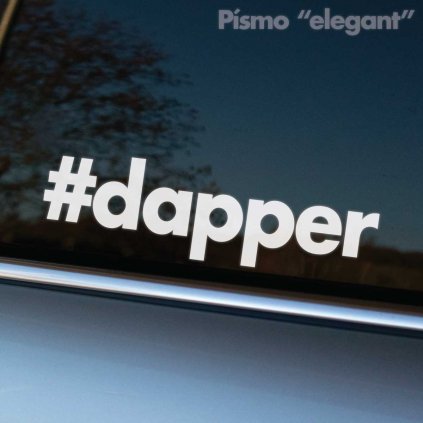 Na fotografii je nálepka „#dapper“ v jednoduchom a elegantnom písme, nalepená na okne auta so sivou karosériou. Tento dizajn vyjadruje čistý, uhladený a sofistikovaný vzhľad, ktorý dokonale ladí so štýlovým a vkusným prístupom. Slovo „dapper“ odkazuje na eleganciu a dobrý vkus, čo robí túto nálepku ideálnym doplnkom pre tých, ktorí preferujú minimalistický a moderný dizajn na svojich vozidlách, pričom kladú dôraz na detaily a jemnú estetiku.