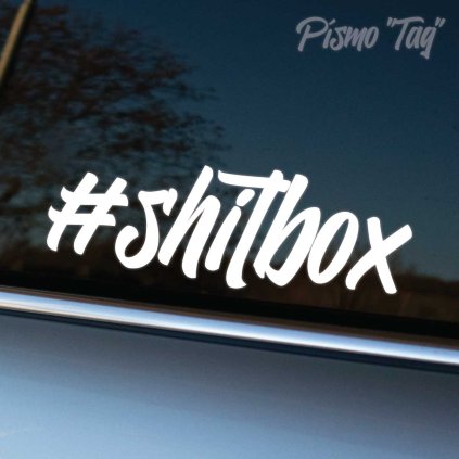 Na fotografii je nálepka s nápisom **#shitbox**, nalepená na okne auta. Tento výraz, často používaný s humorom a sebairóniou, označuje staršie alebo menej kvalitné autá, ktoré však majú pre svojho majiteľa osobitý šarm a hodnotu. Nálepka ukazuje, že vodič sa nebojí priznať realitu svojho auta a zároveň ho s nadhľadom prijíma ako súčasť svojej identity.  Tento dizajn je ideálny pre milovníkov automobilov, ktorí chcú vyjadriť svoj vtipný a nekonvenčný prístup k autám, a ktorí si zo svojho vozidla vedia urobiť srandu. Je to skvelý spôsob, ako personalizovať svoje auto a pritom si zachovať zmysel pre humor.