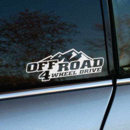 Plotrovaná nálepka s textom „Off Road 4 Wheel Drive“ a motívom hôr, ideálna pre terénne vozidlá a offroad nadšencov.