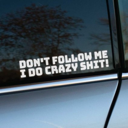 Plotrovaná nálepka s textom „Don’t follow me, I do crazy shit!“, určená pre vozidlá s humorným a odvážnym štýlom.