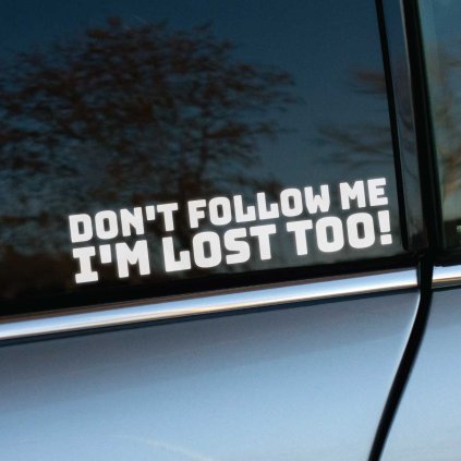 Plotrovaná nálepka s textom „Don’t follow me, I’m lost too!“, ideálna na vozidlá s humorným nádychom, vhodná pre cestovateľov.