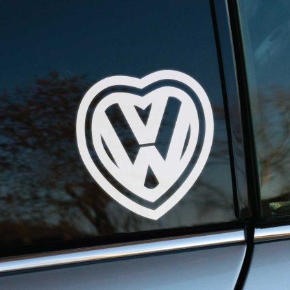 Plotrovaná nálepka znázorňujúca minimalistické logo značky VW, ktoré je štýlovo vytvarované do podoby obrysu srdca.