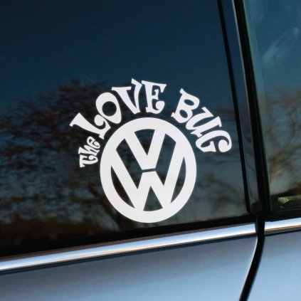 Plotrovaná nálepka s logom značky VW v kruhu, nad ktorým je do poloblúka nápis v retro štýle s textom the LOVE BUG.