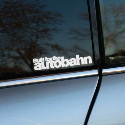 Plotrovaná nálepka Built for the autobahn v dvojriadkovom rozložení, vhodná pre milovníkov rýchlej jazdy po nemeckých diaľniciach.