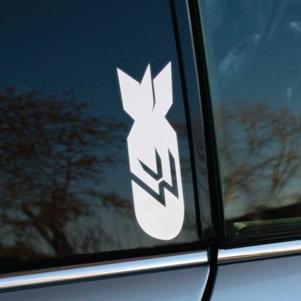 Plotrovaná nálepka v tvare bomby s logom Volkswagen uprostred.