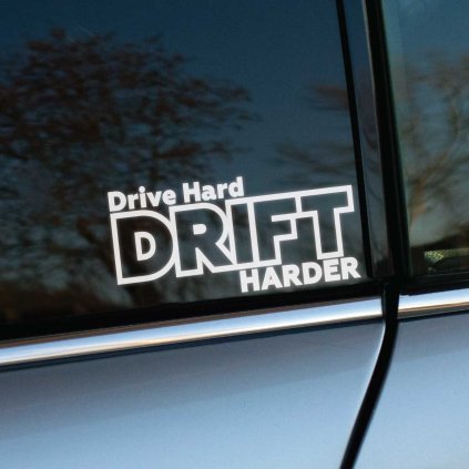 Plotrovaná nálepka Drive Hard DRIFT HARDER kombinujúca tri rôzne štýly písma s dominantným obrysovým stredovým nápisom.