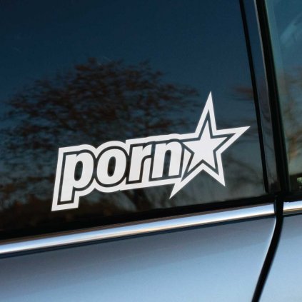 Na fotke je čierno-biela nálepka s výrazným nápisom „porn“ a symbolom hviezdy, ktorá je nalepená na zadnom okne auta. Nálepka pôsobí drzo a provokatívne, ideálna pre tých, ktorí chcú na svojom vozidle vyjadriť rebelantský štýl. Pozadie tvorí lesk okna a odraz okolitej prírody, pričom časť auta, pravdepodobne strieborného alebo sivého, pridáva moderný vzhľad. Tento dizajn je vhodný ako polep na auto, ktorý pútavo a odvážne zvýrazní vozidlo.