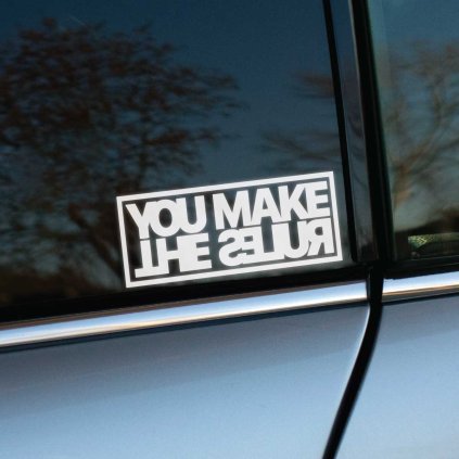 Plotrovaná nálepka YOU MAKE THE RULES s prevrátenou spodnou časťou textu, kreatívne spracovanie pre rebelov.