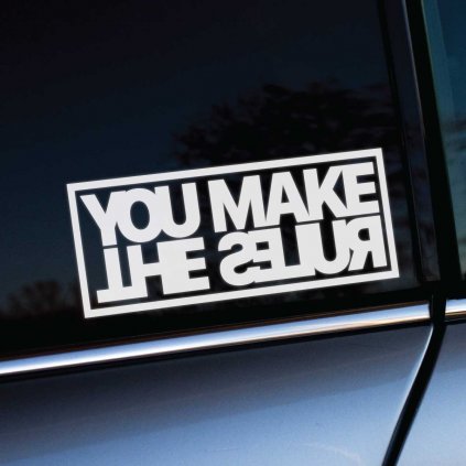 Plotrovaná nálepka YOU MAKE THE RULES s prevrátenou spodnou časťou textu, kreatívne spracovanie pre rebelov.