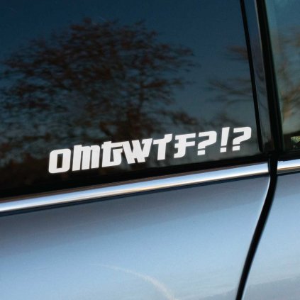 Biela nálepka s textom „OMGWTF?!?“ je nalepená na okne auta. Tento výrazný a zábavný nápis vyjadruje šok alebo prekvapenie, pričom svojím moderným a provokatívnym štýlom osloví najmä mladších vodičov s humorom. Ideálny doplnok pre tých, ktorí chcú svojmu autu pridať trochu vtipu a originality, zároveň však upútať pozornosť a vyjadriť svoj nekonvenčný postoj.