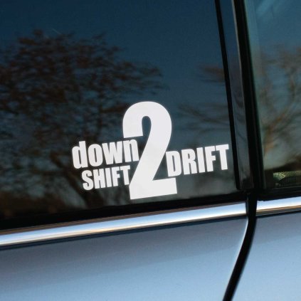 Plotrovaná nálepka down SHIFT 2 DRIFT s dominantnou stredovou číslicou, doplnená o dynamický nápis v dvoch štýloch písma.