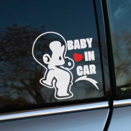 Plotrovaná nálepka na auto s kresleným bábätkom a cumlíkom, doplnená o nápis BABY IN CAR so srdiečkom v dizajne.
